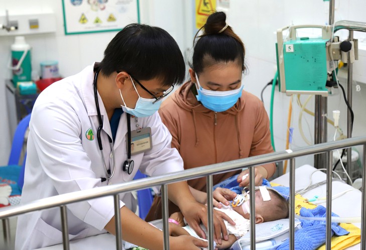 TPHCM: Ca mắc cúm tăng, bác sĩ cảnh báo nguy cơ ở trẻ nhỏ- Ảnh 1.