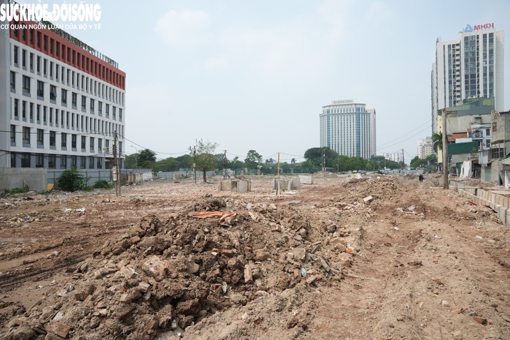 Nhà siêu mỏng, siêu méo 20cm xuất hiện trên tuyến đường Hà Nội- Ảnh 1.
