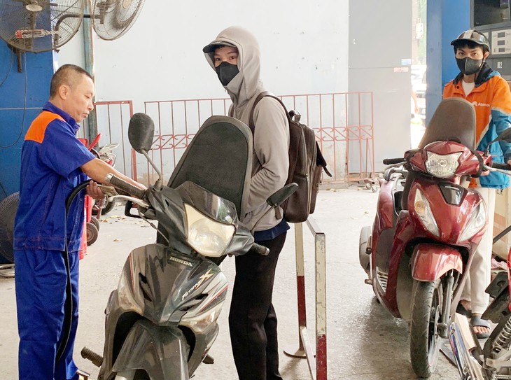 Giá xăng, dầu quay đầu giảm, xăng E10 xuống 27.029 đồng/lít- Ảnh 1.