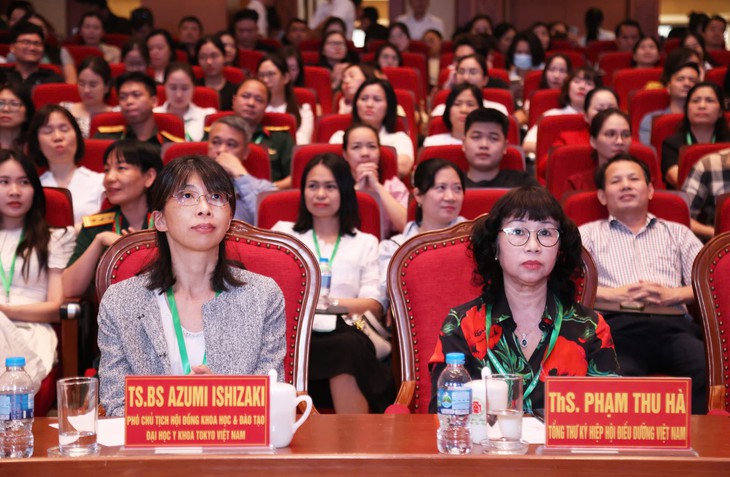 Điều dưỡng luôn 'kề vai sát cánh', đồng hành cùng sự sống của người bệnh - Ảnh 2.