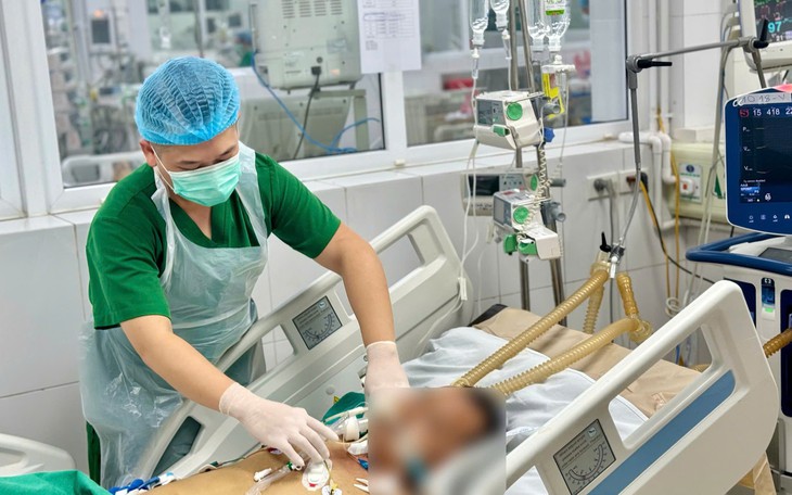 Phát hiện ca sốt rét ngoại lai ở người sốt kéo dài, điều trị không khỏi- Ảnh 2.