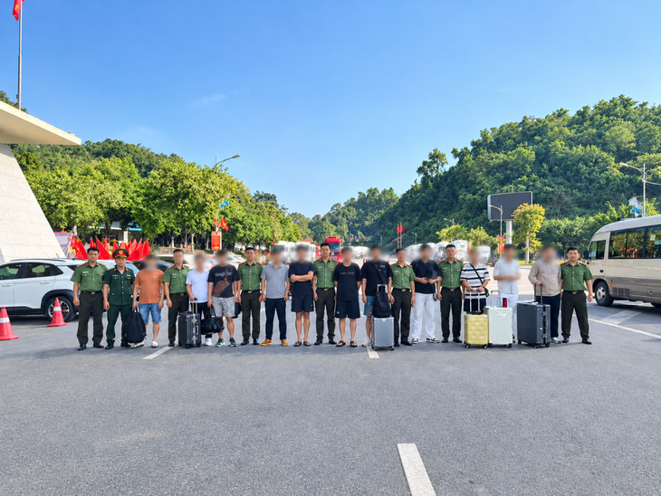 Không khai báo tạm trú, 11 người nước ngoài bị trục xuất, phạt gần 300 triệu - Ảnh 1.