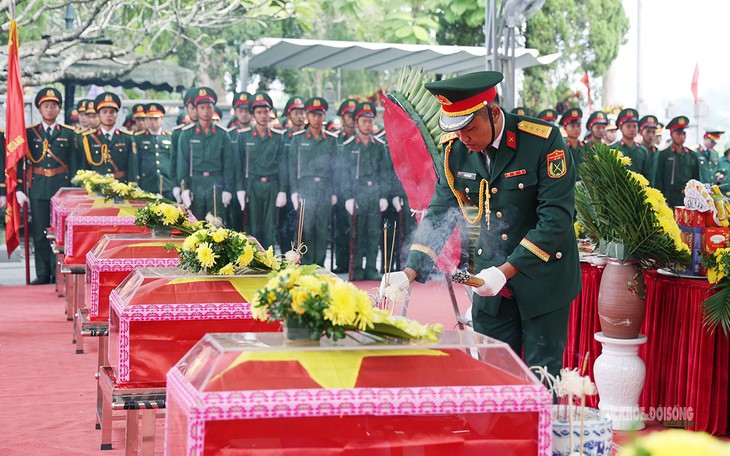 Nghẹn ngào lễ tiễn đưa 93 liệt sĩ về đất mẹ Vị Xuyên  - Ảnh 1.