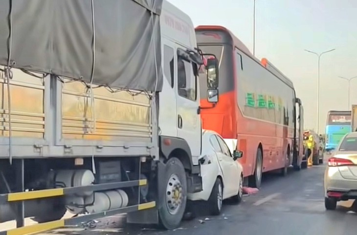 Va chạm liên hoàn giữa 7 ô tô trên Quốc lộ 1 - Ảnh 1.