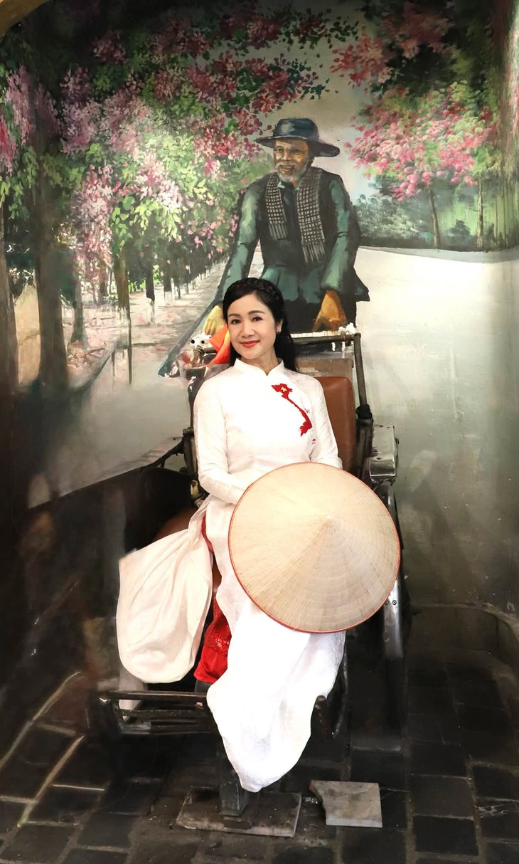 Vẻ đẹp trẻ trung của NSND Thu Hà ở tuổi 57: Nét sang trọng và tinh tế - Ảnh 8.