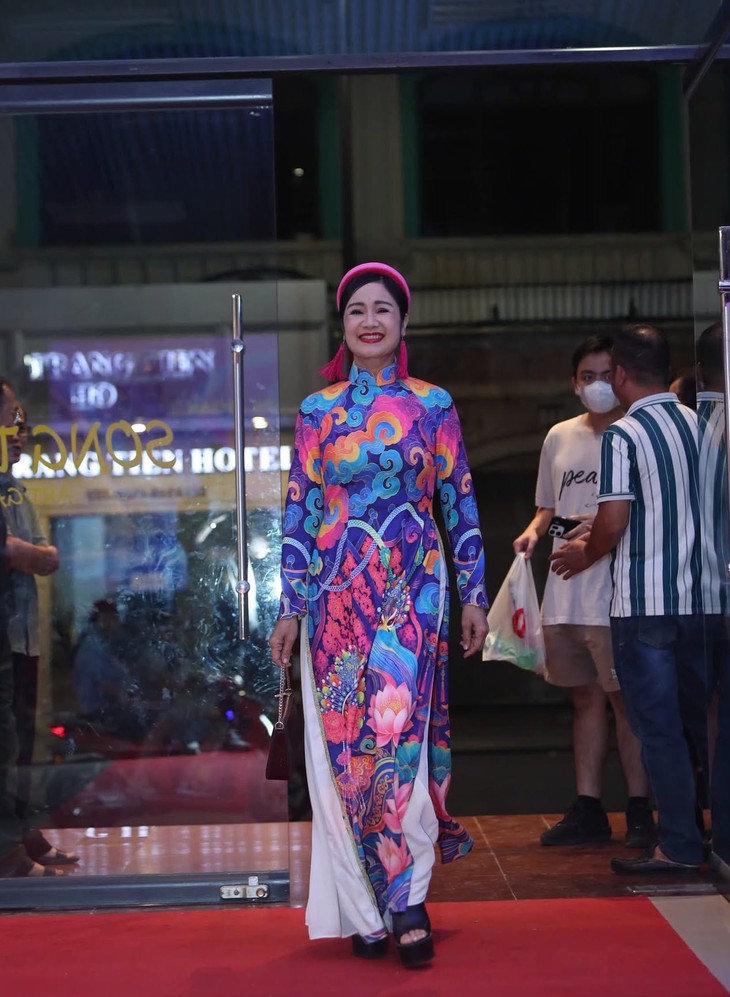 Vẻ đẹp trẻ trung của NSND Thu Hà ở tuổi 57: Nét sang trọng và tinh tế - Ảnh 2.