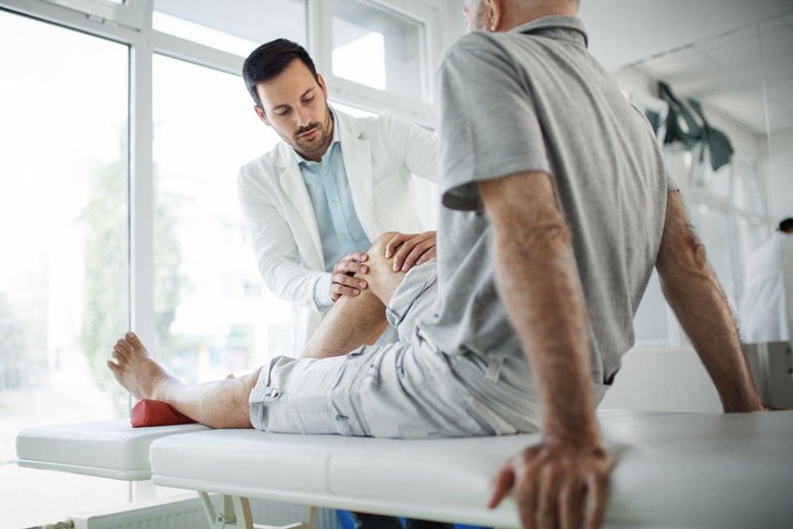 Giải pháp mới thay thế phẫu thuật giúp giảm đau do thoái hóa khớp tới 1 năm- Ảnh 2.