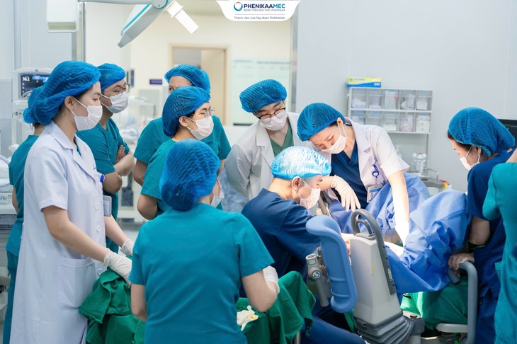 Bản lĩnh của người bác sĩ sản khoa hơn 30 năm đứng giữa những lằn ranh - Ảnh 1.