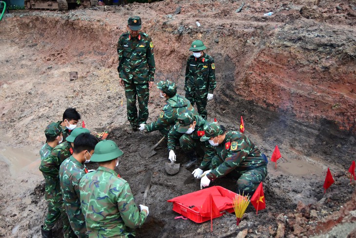 Xúc động tìm thấy thêm 20 hài cốt liệt sĩ tại Công viên Lê Thị Riêng - Ảnh 1.