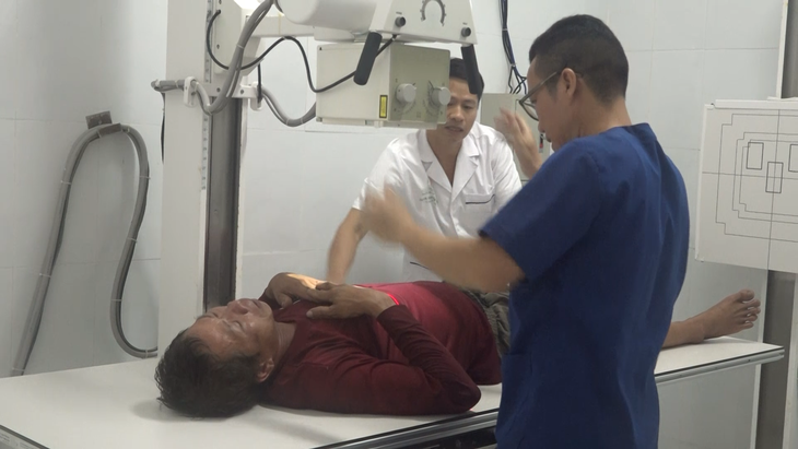 Cứu ngư dân bị rối loạn tiền đình cấp khi đang đánh cá ngoài khơi xa- Ảnh 2.