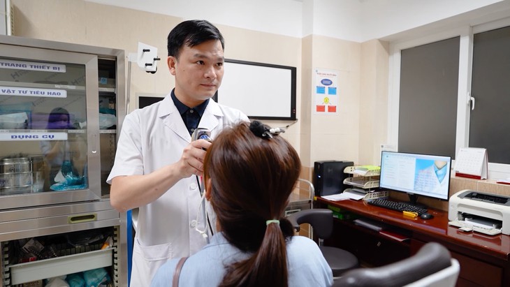 Bắt đỉa sống trong thanh quản người phụ nữ có thói quen uống nước ở suối- Ảnh 2.