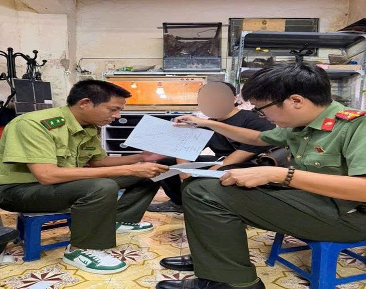 Phát hiện nam thanh niên nuôi nhốt 30 cá thể trăn, rắn tại nơi ở- Ảnh 1.