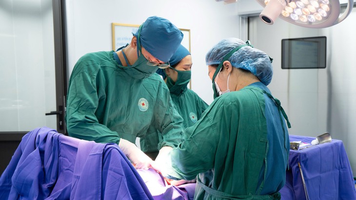 Xuyên đêm vượt biển cấp cứu sản phụ vỡ ối trên đảo Bản Sen- Ảnh 2.