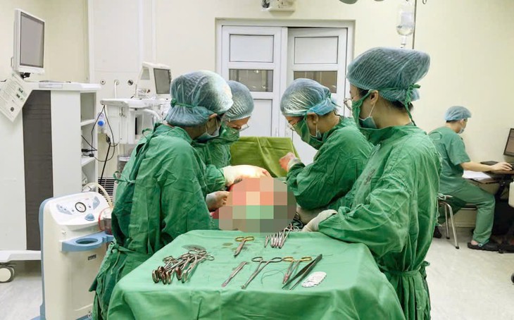 Cứu mẹ con sản phụ mang khối u xơ tử cung lớn- Ảnh 1.