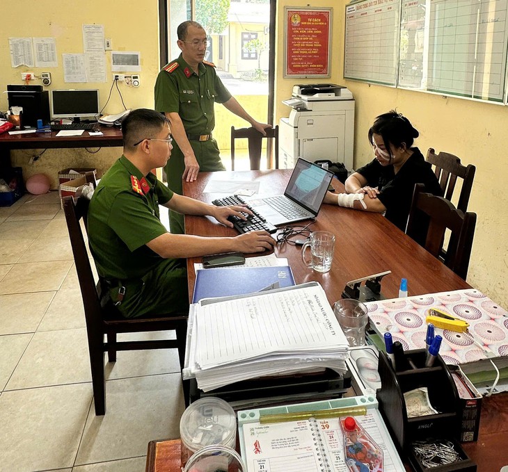 Khởi tố Hoàng Thị Hương vì giật biển tên, bẻ gậy chỉ huy giao thông- Ảnh 1.