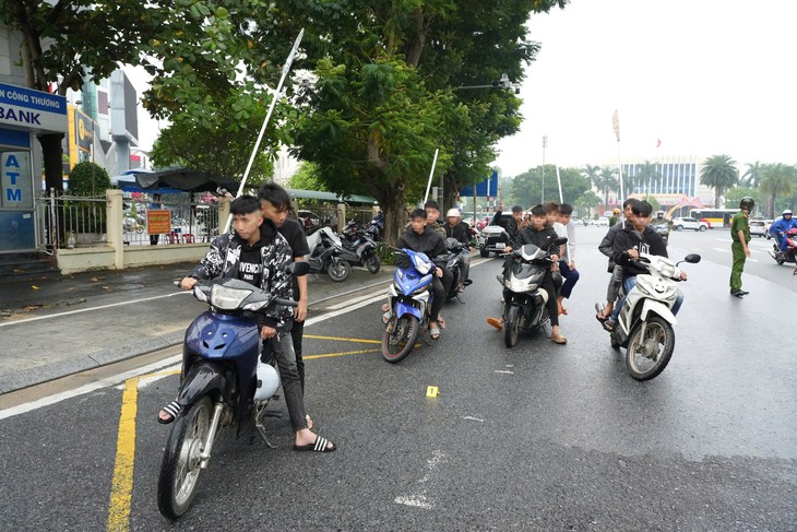 Nhóm thanh thiếu niên ở Huế mang hung khí, gây rối trật tự công cộng- Ảnh 1.