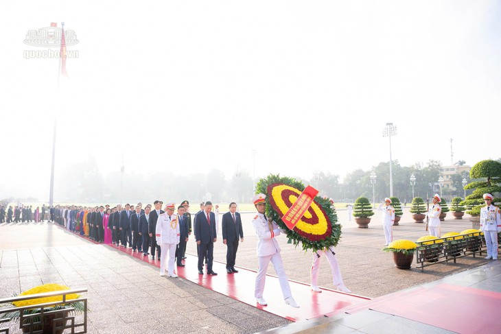 ĐBQH vào Lăng viếng Chủ tịch Hồ Chí Minh trước giờ khai mạc Kỳ họp thứ 2- Ảnh 1.
