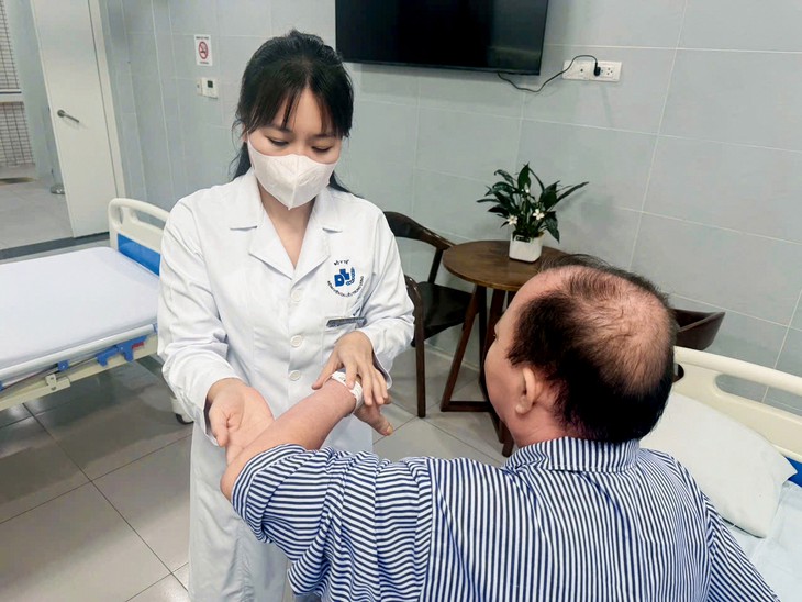 Tự tiêm corticoid chữa vảy nến, người đàn ông suy tuyến thượng thận- Ảnh 1.