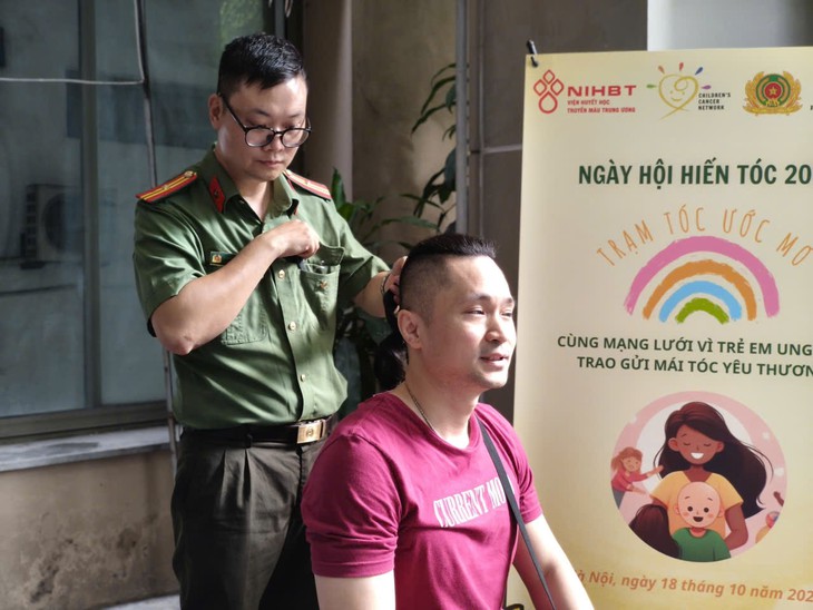 Những mái tóc trao đi, những giọt máu sẻ chia vì người bệnh- Ảnh 1.