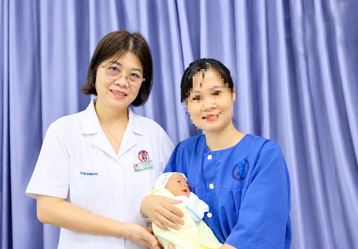 Cứu mẹ con sản phụ mang khối u xơ tử cung lớn- Ảnh 2.