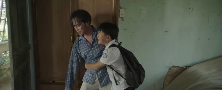 Nam diễn viên đang gây tranh cãi trong phim 'Căn nhà không mái che' là ai?- Ảnh 10.