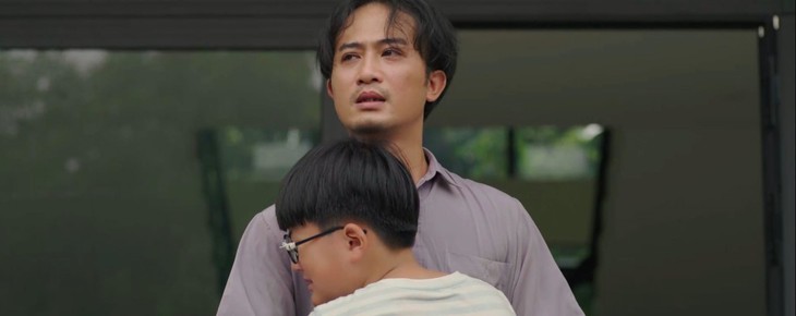 Nam diễn viên đang gây tranh cãi trong phim 'Căn nhà không mái che' là ai?- Ảnh 12.