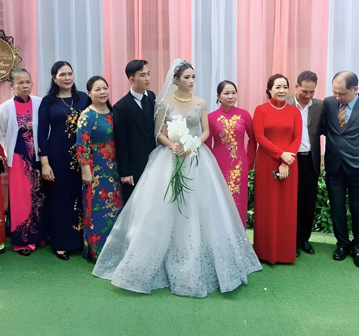 Nam diễn viên đang gây tranh cãi trong phim 'Căn nhà không mái che' là ai?- Ảnh 8.