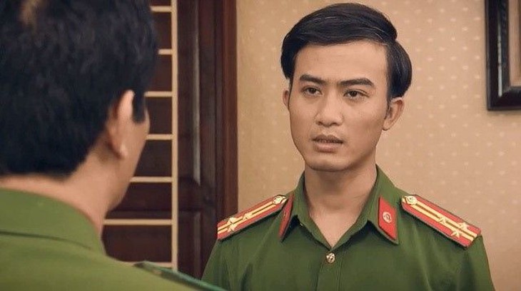 Nam diễn viên đang gây tranh cãi trong phim 'Căn nhà không mái che' là ai?- Ảnh 5.