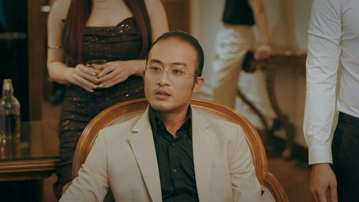 Nam diễn viên đang gây tranh cãi trong phim 'Căn nhà không mái che' là ai?- Ảnh 6.