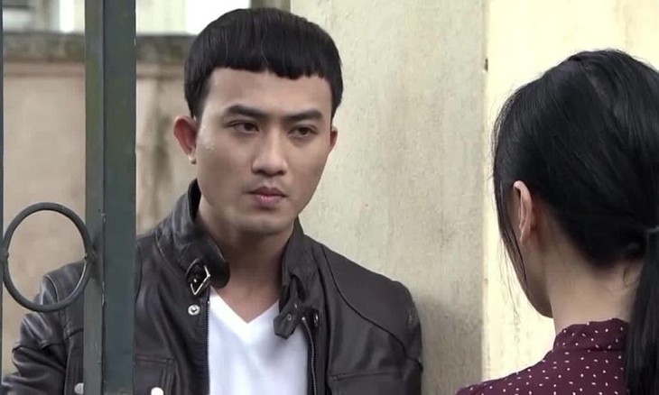 Nam diễn viên đang gây tranh cãi trong phim 'Căn nhà không mái che' là ai?- Ảnh 4.