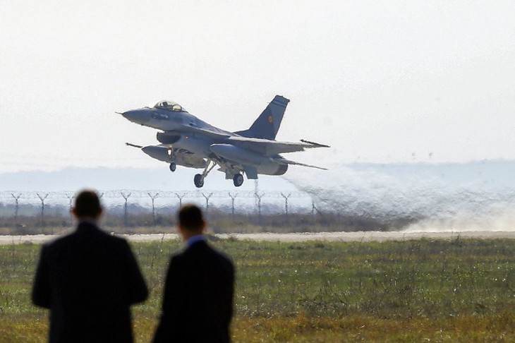 F-16 Ukraine hóa 'máy bay hút bụi' khi săn UAV  - Ảnh 1.