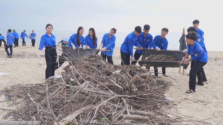 Hàng trăm người chung tay làm sạch bãi biển nổi tiếng của Quảng Trị- Ảnh 1.