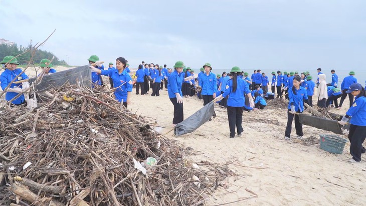 Hàng trăm người chung tay làm sạch bãi biển nổi tiếng của Quảng Trị- Ảnh 2.