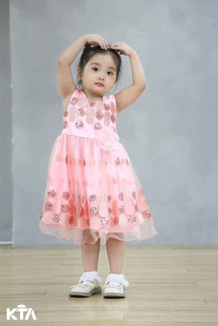 Lisa - con gái Khánh Thi tập văn nghệ mừng ngày Phụ nữ Việt Nam siêu đáng yêu- Ảnh 1.