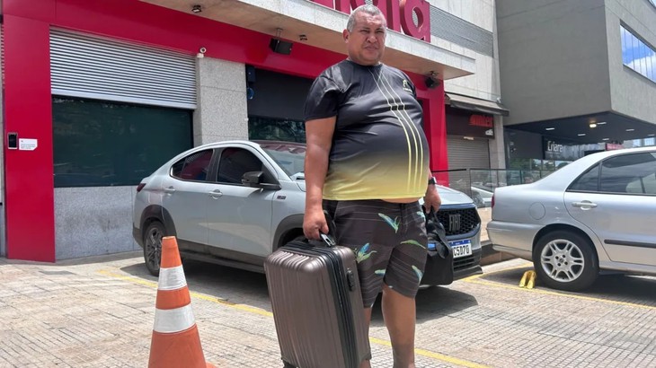 Bán nhà, đi hơn 2.000 km để gặp bạn gái, phát hiện 'người trong mộng' là AI- Ảnh 1.