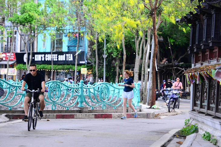 Thời tiết tháng 10 bất thường khi miền Bắc nắng kéo dài, Nam Bộ mưa không dứt- Ảnh 1.