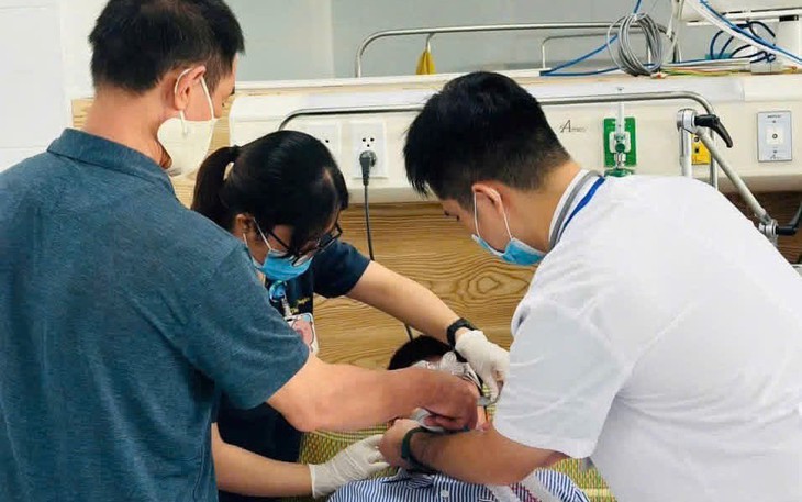 Tin mới về 42 người nghi ngộ độc khí clo: Có bệnh nhân suy hô hấp- Ảnh 3.