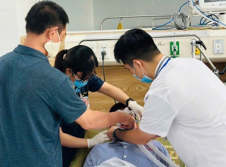 Hà Nội: BVĐK Thường Tín tiếp nhận 42 trường hợp nghi ngộ độc khí clo- Ảnh 1.