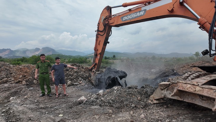 Lật tẩy đường dây chôn lấp trái phép 300 tấn chất thải ở Quảng Ninh - Ảnh 1.