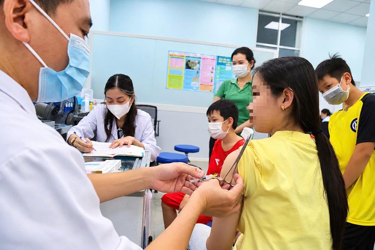 Sau chùm ca não mô cầu, lượng người tiêm vaccine tại TPHCM tăng gấp 8 lần - Ảnh 2.