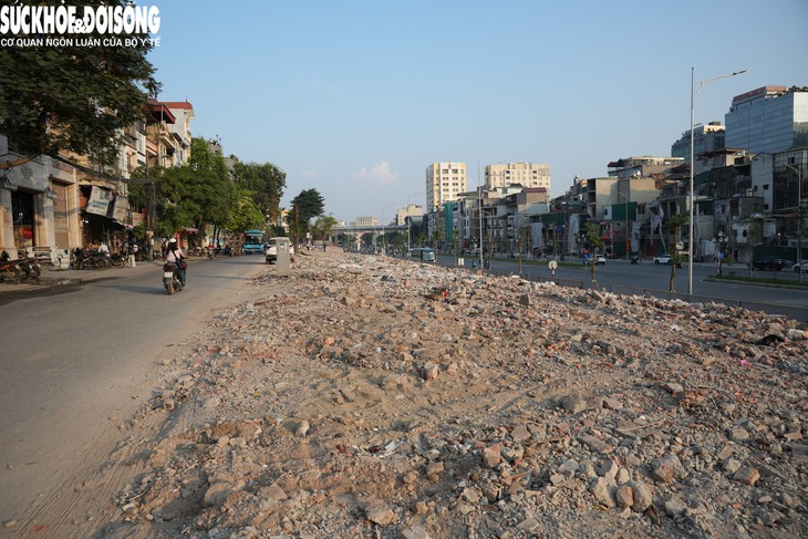 Phá dỡ toàn bộ công trình làm bãi đỗ xe, vườn hoa cạnh Vành đai 1- Ảnh 4.