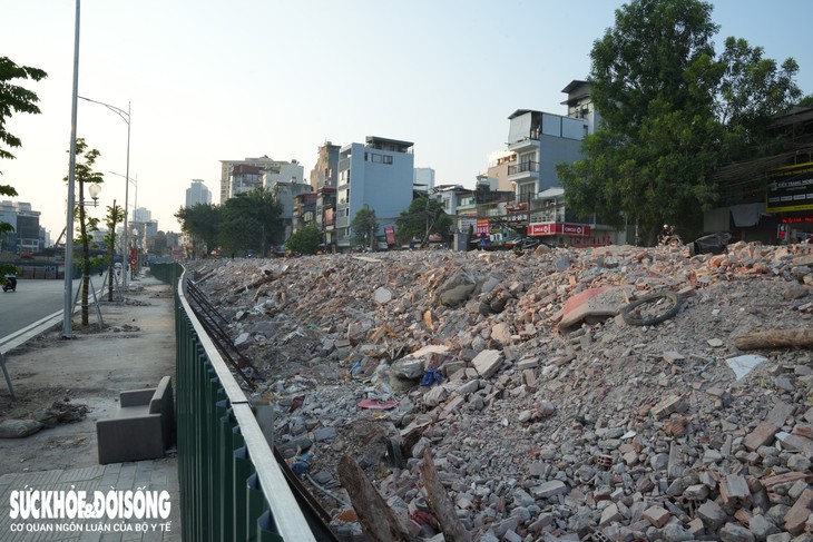 Phá dỡ toàn bộ công trình làm bãi đỗ xe, vườn hoa cạnh Vành đai 1- Ảnh 5.