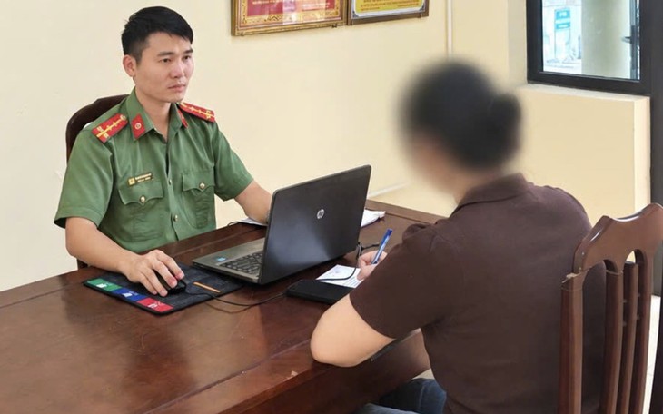 CSGT dừng xe vì chạy quá tốc độ, tài xế ô tô tăng ga bỏ chạy- Ảnh 2.