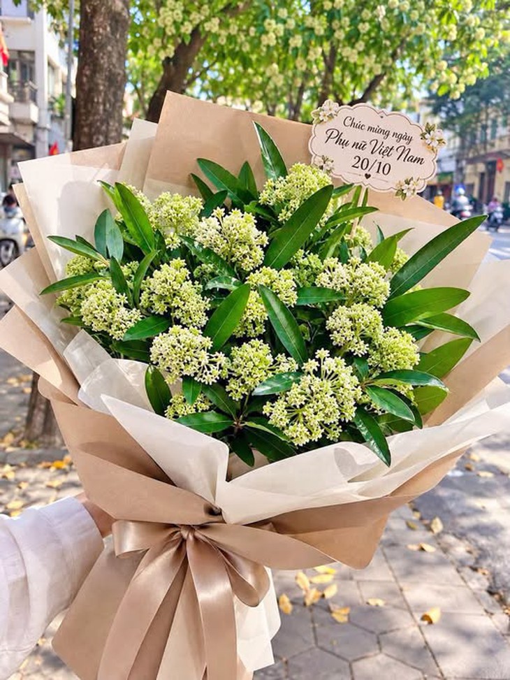 Loạt ảnh độc lạ về trend hoa sữa: Từ đồ uống đến quà tặng 20/10 - Ảnh 7.