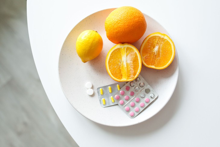 5 sai lầm khi uống vitamin C tăng sức đề kháng lúc giao mùa - Ảnh 1.