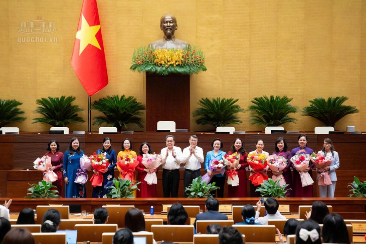 Chủ tịch Quốc hội, Thủ tướng Chính phủ gặp, chúc mừng nữ ĐBQH nhân ngày 20/10- Ảnh 1.