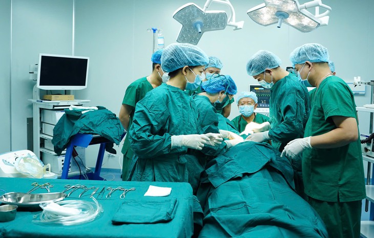 Ê-kíp bác sĩ tiến hành gây mê bệnh nhân để chuẩ bị nội soi cho bệnh nhân.