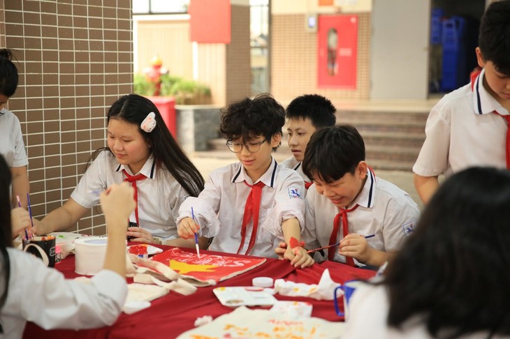 Cả nước sử dụng một bộ sách giáo khoa thống nhất, phát hành miễn phí từ 2028- Ảnh 1.