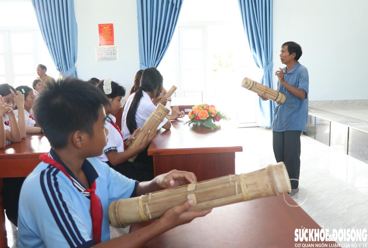 Học sinh Raglai hào hứng học đàn Chapi, gìn giữ ‘đặc sản’ quý- Ảnh 1.