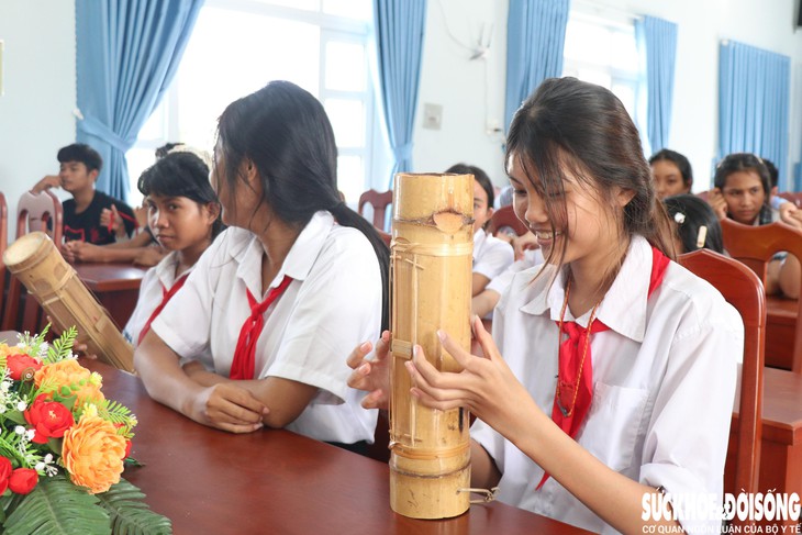 Học sinh Raglai hào hứng học đàn Chapi, gìn giữ ‘đặc sản’ quý- Ảnh 2.
